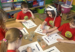 przedszkolaki wykonujące pracę plastyczną - kot