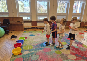 sala gimnastyczna, przedszkolaki, rzucanie woreczkiem do pojemników