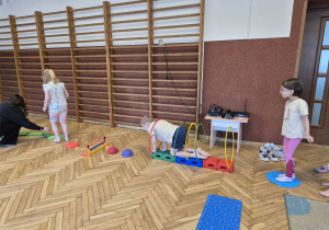 sala gimnastyczna, przedszkolaki, ćwiczenia ruchowe