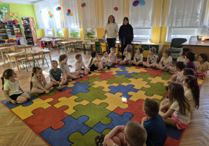 sala przedszkolna, grupa przedszkolaków, 2 dorosłe osoby