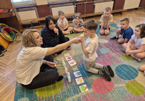 2 osoby dorosłe, przedszkolaki, wąchanie pojemników z aromatami