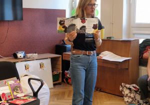 sala przedszkolna, kobieta z książką w rękach