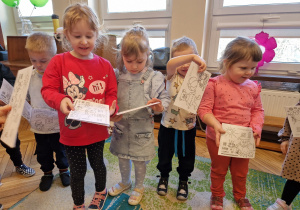 przedszkolaki z kolorowankami w rękach