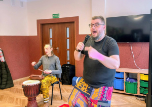 muzycy z bębnami w strojach afrykańskich