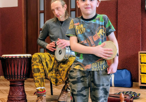 muzyk, przedszkolak, bębny afrykańskie