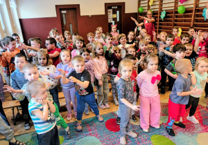 sala gimnastyczna, grupa tańczących przedszkolaków
