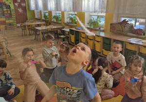 sala przedszkolna, przedszkolaki, dmuchanie piórek