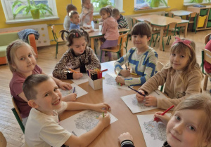 przedszkolaki przy stoliku, kolorowanie kolorowanki