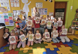 grupa przedszkolaków z obrazkami w rękach, p.psycholog