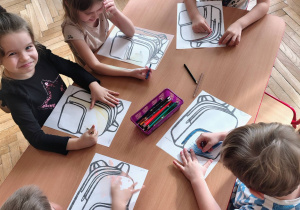 przedszkolaki przy stoliku, kolorowanie kolorowanki