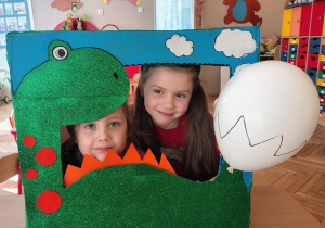 przedszkolaki w fotobudce-dinozaur