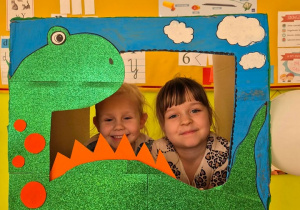 przedszkolaki w fotobudce-dinozaur
