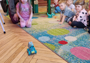 przedszkolaki, zabawka-dinozaur, pani