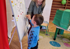 pani, przedszkolak, tablica magnetyczna z obrazkami