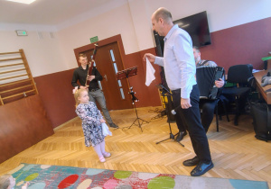 przedszkolak, muzycy z instrumentsmi