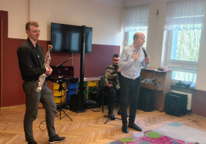 sala przedszkolna, muzycy z instrumentami