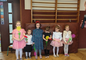 materac, dziewczynki z kwiatkami w rękach