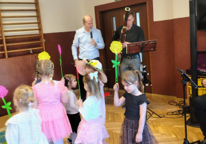 muzycy, dziewczynki tańczące z kwiatkami