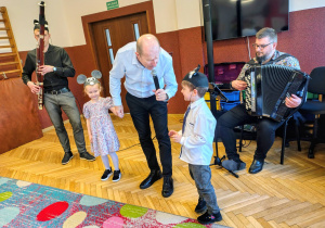 muzycy, przedszkolaki w czapeczkach-myszki