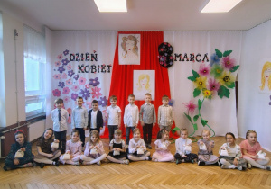 grupa przedszkolaków na tle dekoracji z okazji Dnia Kobiet