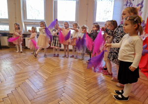 przedszkolaki z kolorowymi chustami w rękach