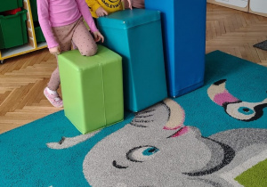 sala przedszkolna, troje dzieci, duże klocki różnej wielkości