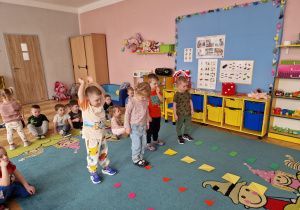 sala przedszkolna, dzieci, kolorowe kartki w kształcie figur geometrycznych