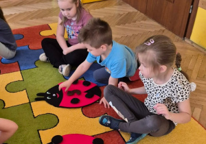 sala przedszkolna, troje dzieci, biedronki matematyczne