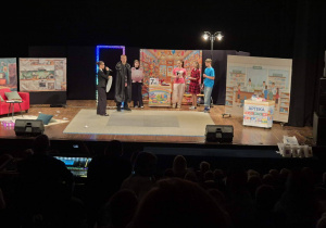 występ, scenografia, uczniowie