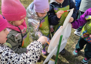 przedszkolaki, malowanie kwiatów z talerzyków