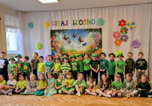 grupa przedszkolaków z instrumentami muzycznymi