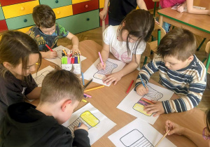 przedszkolaki, kolorowanie obrazków skarpetek