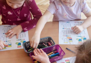 przedszkolaki, kolorowanie obrazków skarpetek