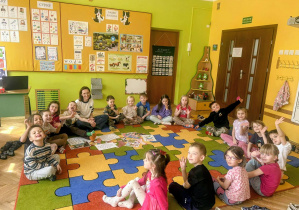 nauczycielka, przedszkolaki na dywanie, obrazki