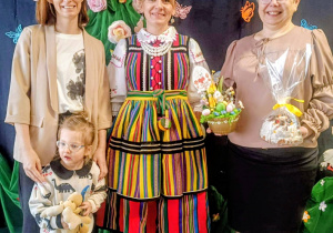 dziewczynka, 3 kobiety, jedna w stroju ludowym