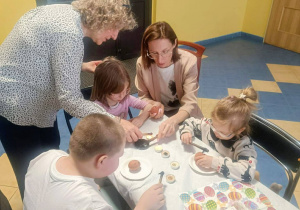 dzieci, 2 kobiety, tworzenie pisanek