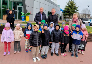 grupa przedszkolaków, nauczycielka, 2 mężczyzn