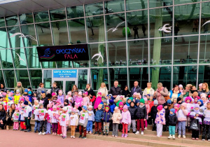 duża grupa dzieci, osoby dorosłe, na tle wejścia do basenu "Opoczyńska fala"