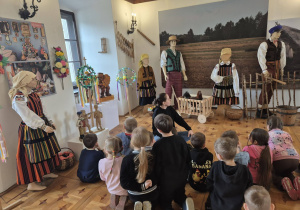 sala muzealna, przedszkolaki, eksponaty o tematyce regionalnej, ludowej