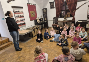 kobieta, przedszkolaki, sala w muzeum, eksponaty