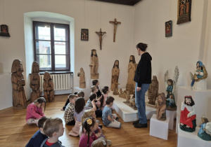 kobieta, sala muzealna, przedszkolaki, eksponaty o tematyce regionalnej, religijnej