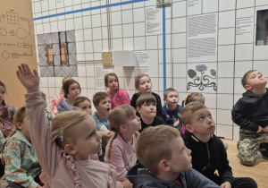 sala muzealna, przedszkolaki, eksponaty o tematyce regionalnej