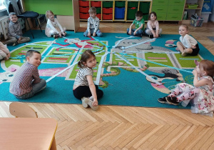 przedszkolaki, sala przedszkolna, zwijanie bibuły na dywanie