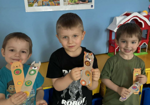 przedszkolaki z zakładkami do książek w rękach