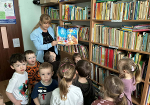 przedszkolaki, sala biblioteczna, nauczycielka