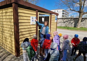 przedszkolaki, nauczycielka, wiata na kosze na śmieci