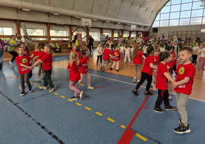 szkolna sala gimnastyczna, tańczące przedszkolaki