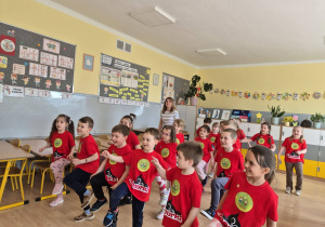 szkolna sala, tańczące przedszkolaki