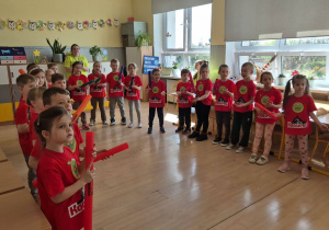 sala szkolna, przedszkolaki z bum-bumrurkami