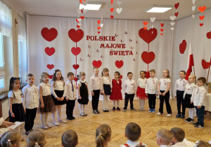 grupa dzieci na tle dekoracji